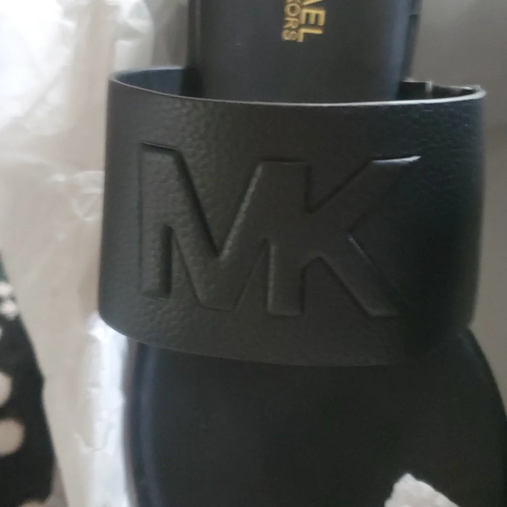 Michael kors gorgeous leather thong sandal black gorgeous comfy I own one